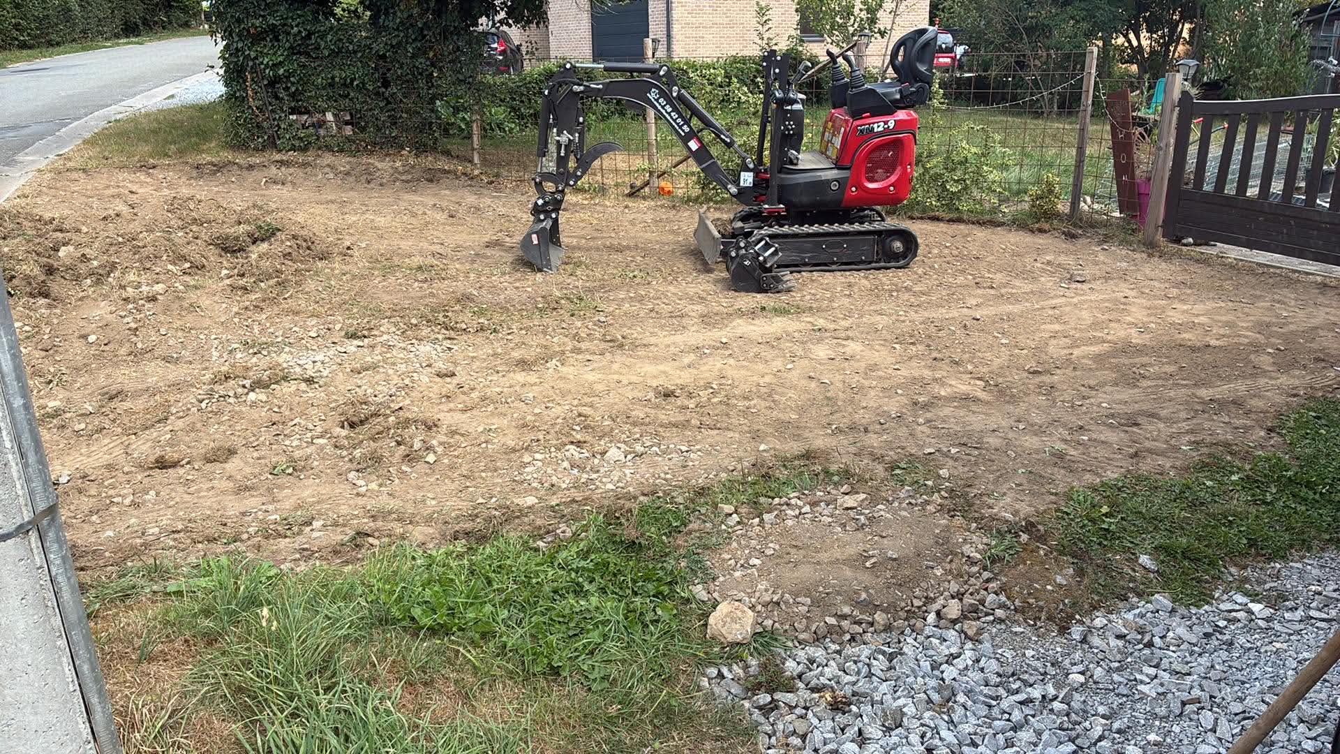 Préparation et décaissement du terrain à la mini-pelle